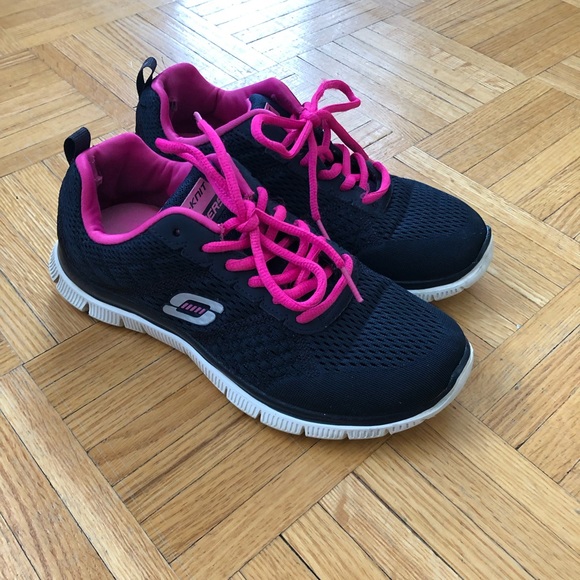 Skechers Shoes - SKECHERS memory foam runners. Size 6.5